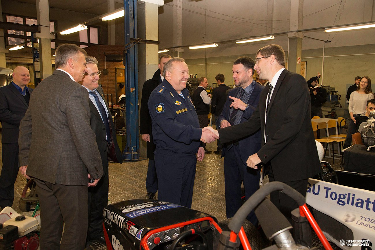 Генерал-полковник В.А. Шаманов посетил лабораторию команды Togliatti Racing Team